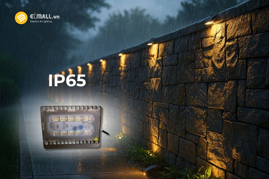 Tiêu chuẩn chống bụi, chống nước IP65 giúp đèn pha LED Philips BVP161 70W hoạt động ổn định ngoài trời