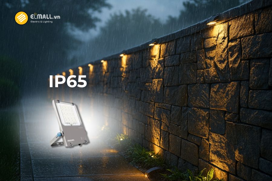 Tiêu chuẩn chống bụi, chống nước IP65 giúp đèn pha LED Tango Philips BVP361 155W hoạt động ổn định ngoài trời