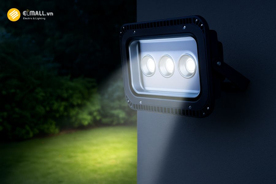 Đèn pha LED Philips OEM ASV - FL1 150W thiết kế linh hoạt, dễ lắp đặt