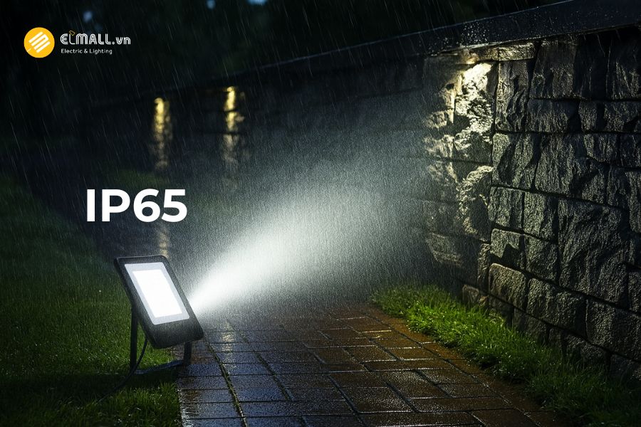 Đèn pha LED Philips BVP151 200W LED200 SmartBright Floodlight G2 cấp bảo vệ IP65 và chống sét 2kV – Hoạt động ổn định ngoài trời